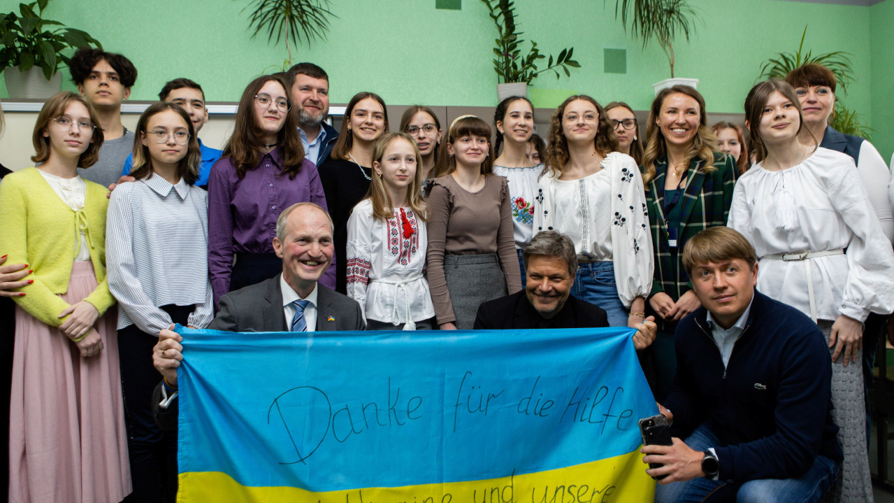 Gruppenbild: Vizekanzler Habeck zur PV- und Speicher-Einweihung in der Ukraine