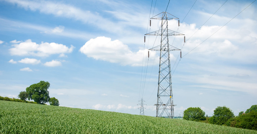 Strommast im Feld