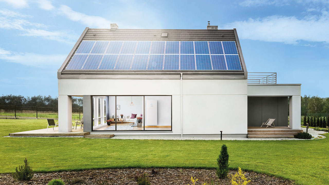 Vy över ett hus med solpaneler och ett sonnenBatterie installerat inomhus.