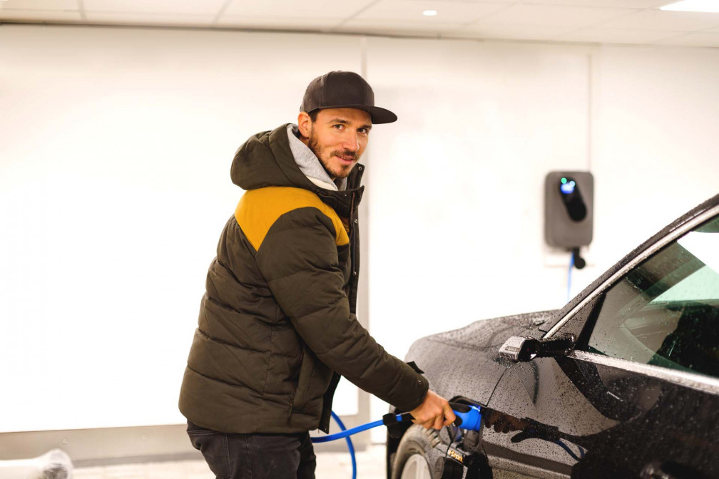 Felix Neureuther mit seinem sonnenCharger in einer Garage.