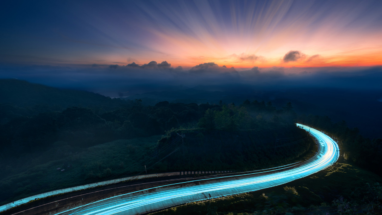 Visualisierte Fahrbahn bei Dämmerung 