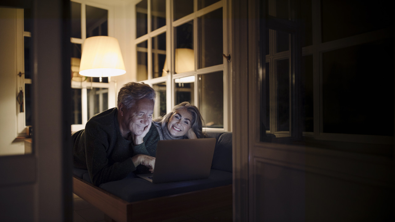 Una pareja mira la pantalla del portátil