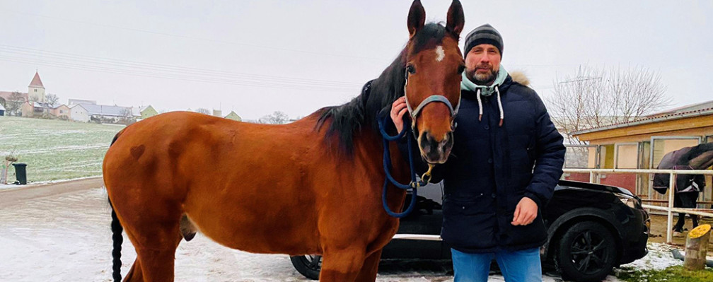 Herr Lorenz mit seinem Pferd zusammen.