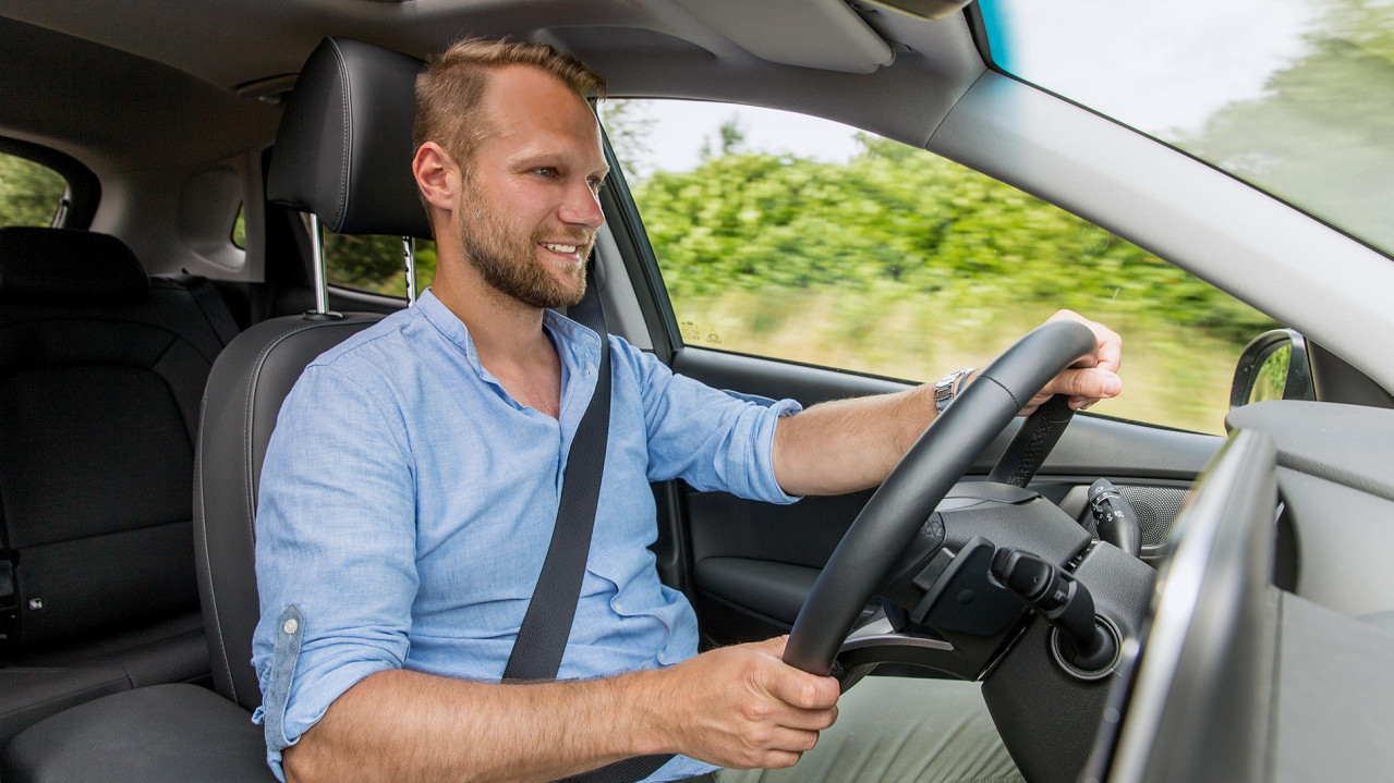 Oscar Stenzel in seinem sonnenDrive Elektroauto