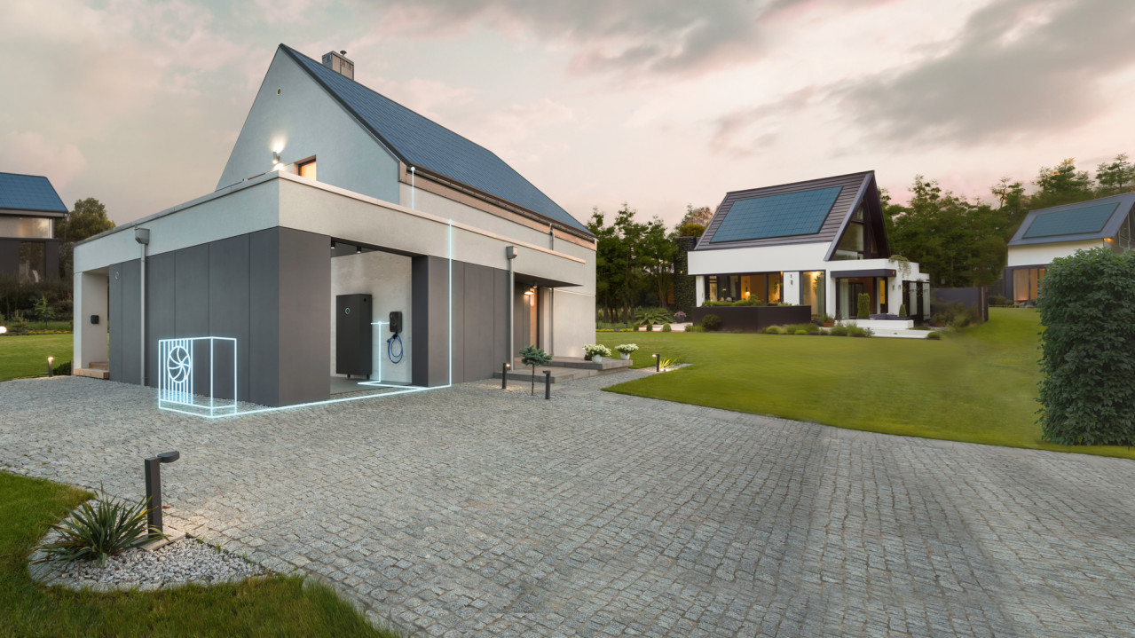 Ein Haus hat eine offene Garage mit sonnenBatterie und Energieflüssen zu einer Wärmepumpe im Außenbereich.