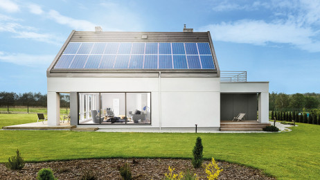 Huis met PV-systeem op het dak met zicht in het huis en op de sonnenBatterie 9.53