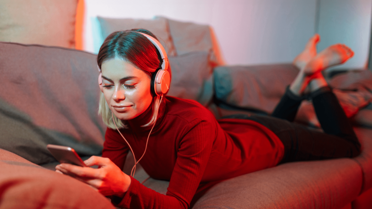 Frau auf der Couch mit Kopfhörern