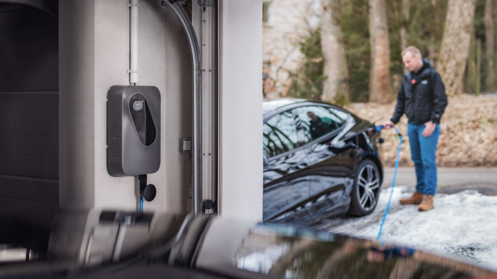 Mario Schuld l&auml;dt mit dem sonnenCharger sein E-Auto