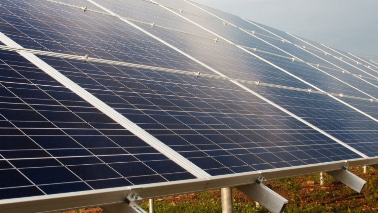 Große PV-Anlage mit Solarmodulen