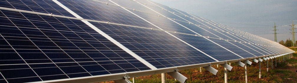 Gro&szlig;e PV-Anlage mit Solarmodulen
