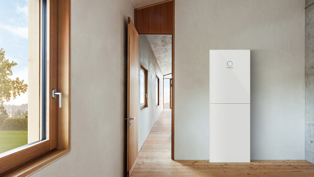 sonnenBatterie in piedi su un muro in un corridoio di legno accanto a una finestra con vista