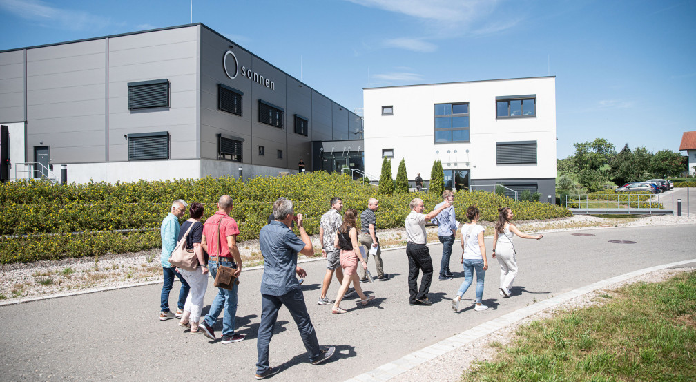 Menschen laufen vor dem sonnen Operations Center. 