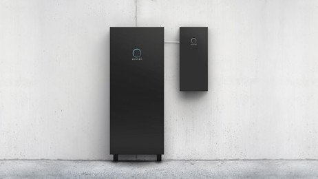 Wydajność sonnenBatterie 10 performance i sonnenProtect 8000 przed szarą ścianą.