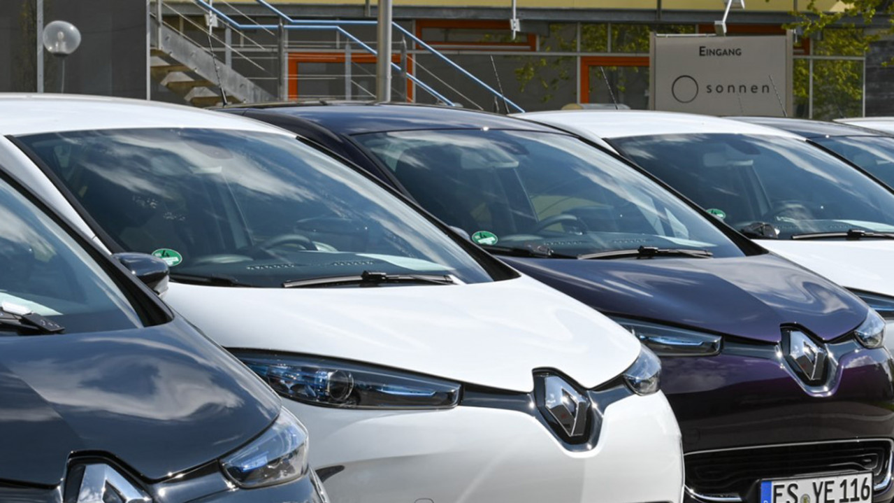 Eine Flotte von Elektroautos steht vor dem sonnen Gebäude in Wildpoldsried