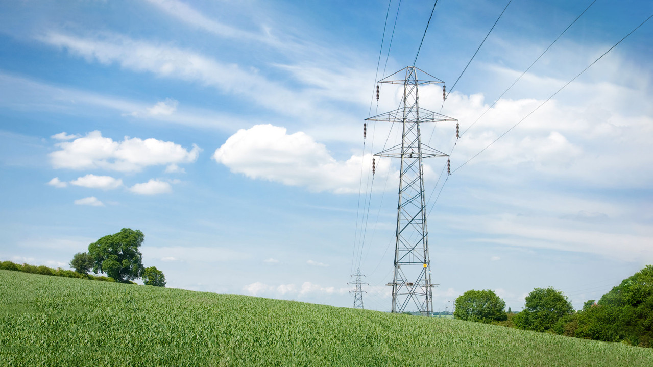 Strommast im Feld