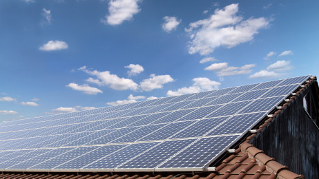 Dach mit Solarmodulen