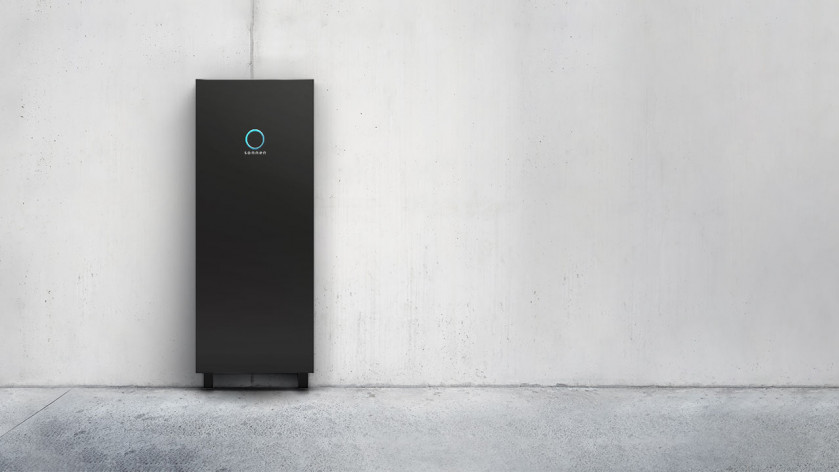 schwarze sonnenBatterie 10 performance an einer Betonwand