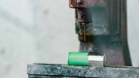 Ein Nageltest wird an einer Batterie in einem Labor durchgeführt.