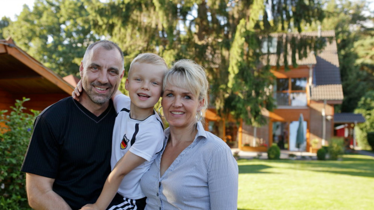 Familien Foto von zufriedenen Stromspeicher Kunden