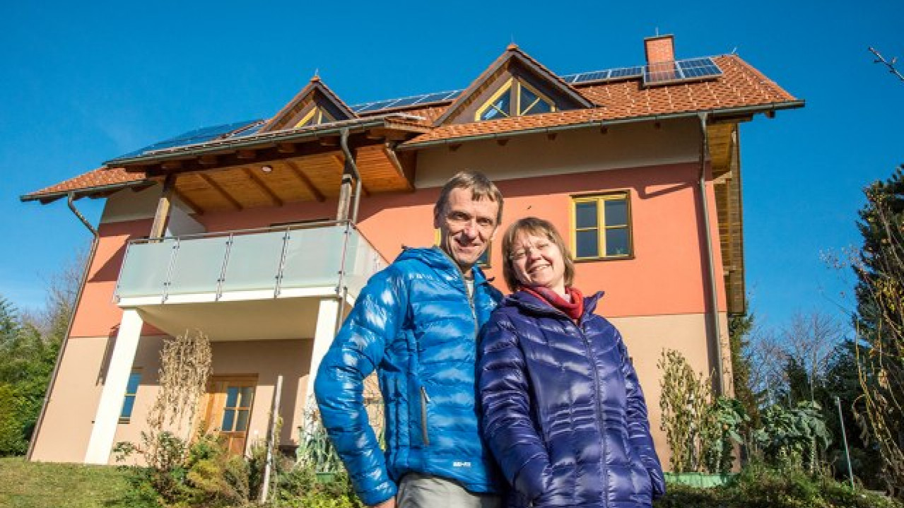 Ehepaar vor Haus mit PV