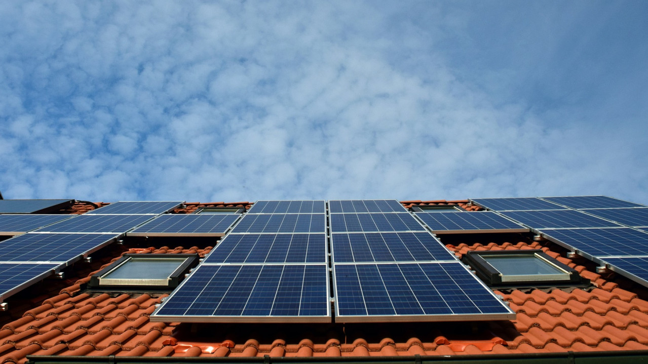 Blick auf ein Dach mit PV-Modulen