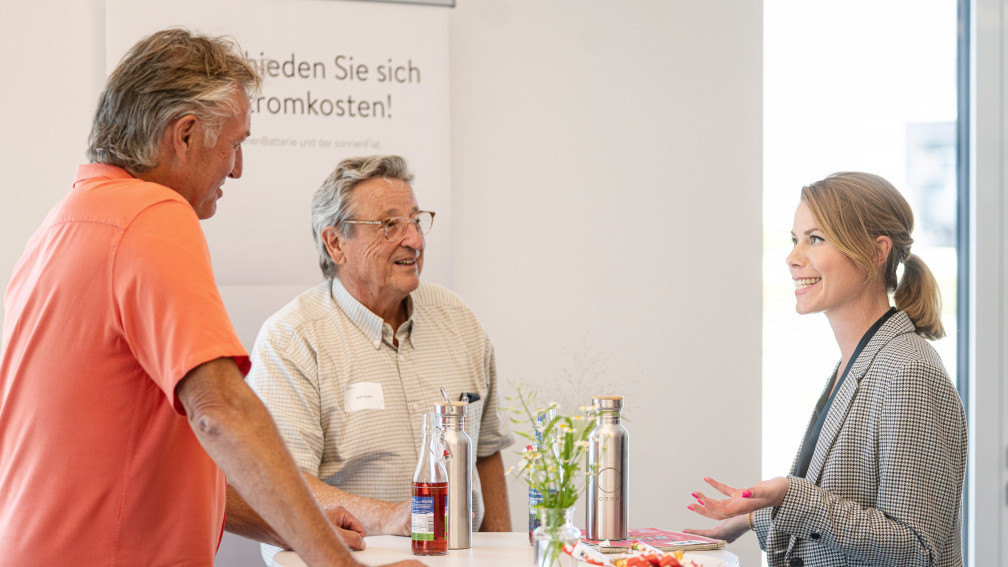 Mitarbeiterin von sonnen im Gespr&auml;ch mit zwei Botschaftern. 