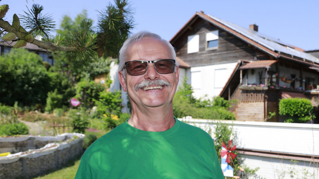 Herr Lacher vor seinem Haus mit PV Anlage & Stromspeicher