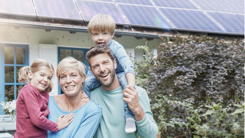 famiglia con impianto fotovoltaico 